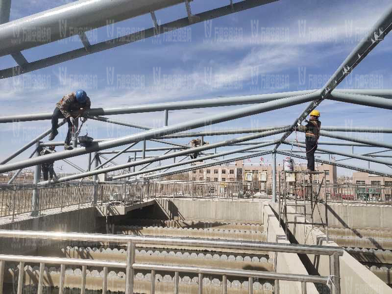 格爾木工業園昆侖工業區工業污水廠污水池保溫膜結構工程位于海西蒙古族藏族自治州格爾木市，此項目是國內首個ETFE膜結構污水池加蓋工程。   該工程主要建設格爾木工業園昆侖工業區工業污水處理廠首期2.5萬立方米/天工程二沉池、水解酸化池和預沉池池體保溫膜結構安裝。項目用鋼量230噸，膜結構展開面積5000平米。    目前，預沉池和酸化水解池鋼結構已完成，油漆已完成。二沉池基柱加焊，鋼架焊接中。    期待整個工程的完工，來領略它別致的風采。