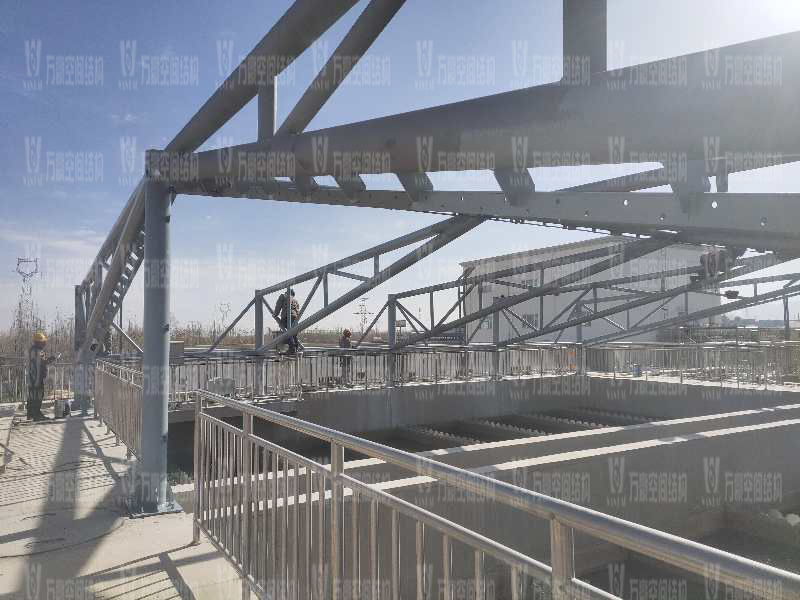 格爾木工業園昆侖工業區工業污水廠污水池保溫膜結構工程位于海西蒙古族藏族自治州格爾木市，此項目是國內首個ETFE膜結構污水池加蓋工程。   該工程主要建設格爾木工業園昆侖工業區工業污水處理廠首期2.5萬立方米/天工程二沉池、水解酸化池和預沉池池體保溫膜結構安裝。項目用鋼量230噸，膜結構展開面積5000平米。    目前，預沉池和酸化水解池鋼結構已完成，油漆已完成。二沉池基柱加焊，鋼架焊接中。    期待整個工程的完工，來領略它別致的風采。