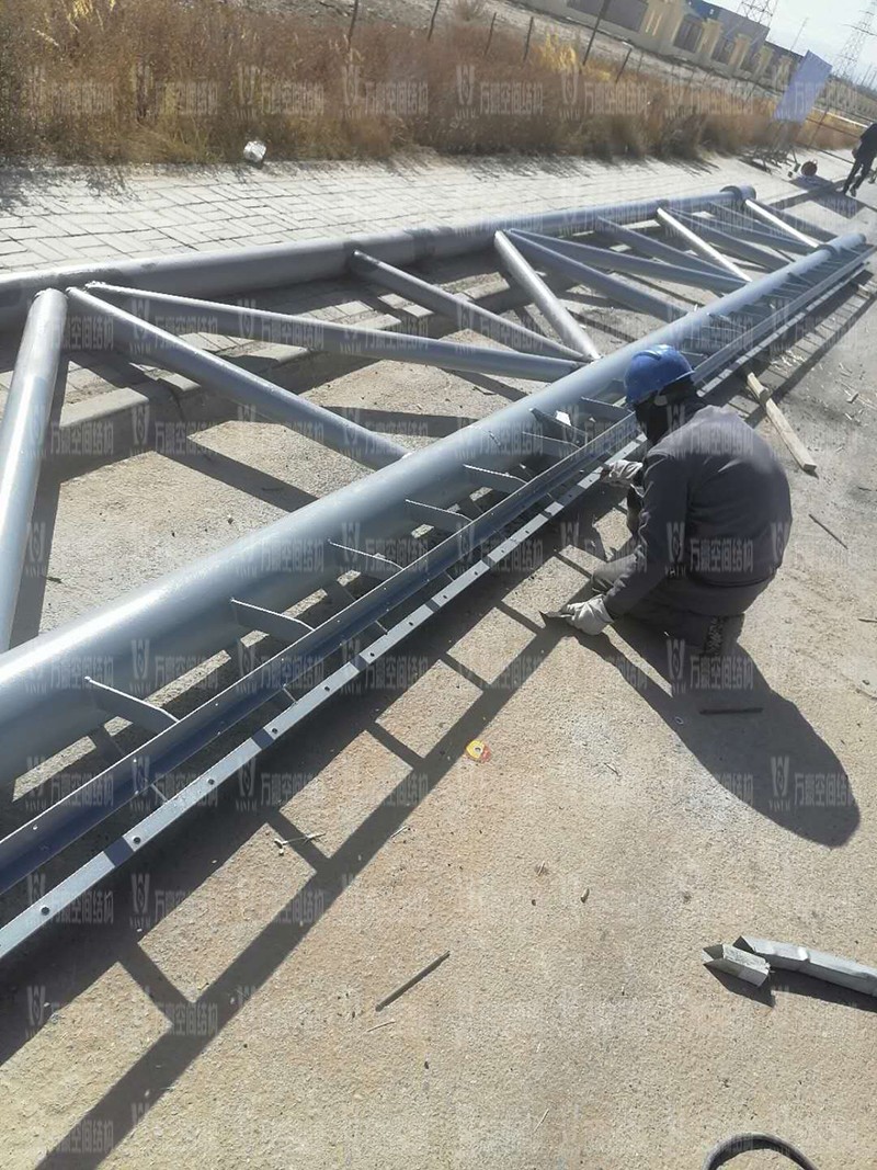 格爾木工業園昆侖工業區工業污水廠污水池保溫膜結構工程位于海西蒙古族藏族自治州格爾木市，此項目是國內首個ETFE膜結構污水池加蓋工程。   該工程主要建設格爾木工業園昆侖工業區工業污水處理廠首期2.5萬立方米/天工程二沉池、水解酸化池和預沉池池體保溫膜結構安裝。項目用鋼量230噸，膜結構展開面積5000平米。    目前，預沉池和酸化水解池鋼結構已完成，油漆已完成。二沉池基柱加焊，鋼架焊接中。    期待整個工程的完工，來領略它別致的風采。