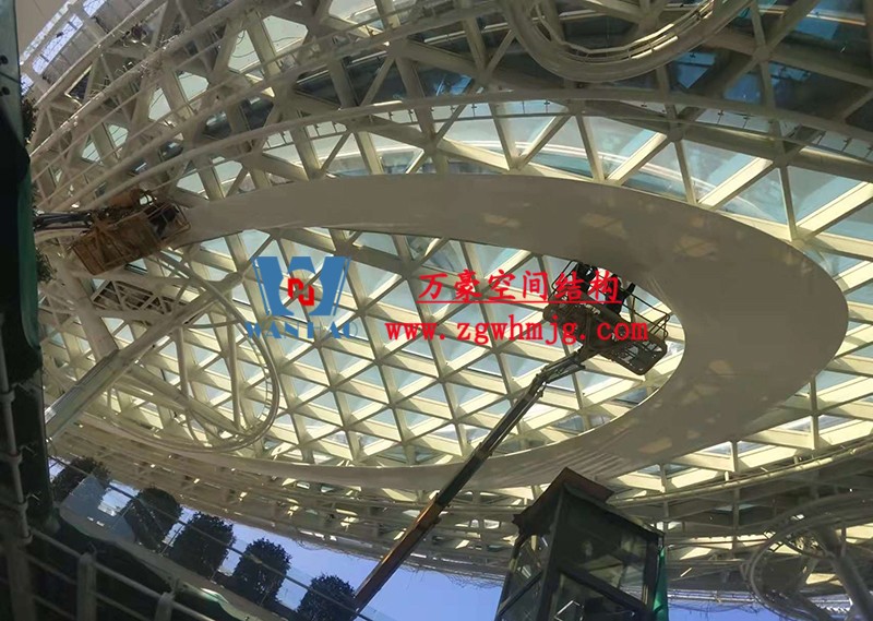 滬通鐵路張家港站地方配套工程站前西側旅客集散區蝴蝶造型天幕工程膜結構安裝中