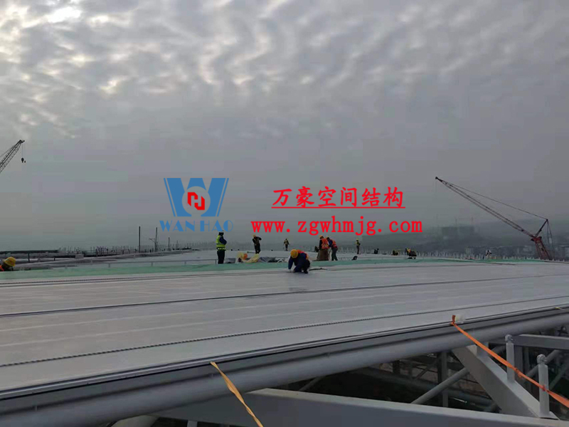 重慶龍興足球場(chǎng)ETFE屋面膜結(jié)構(gòu)工程屋面鋼結(jié)構(gòu)完成，膜結(jié)構(gòu)安裝中