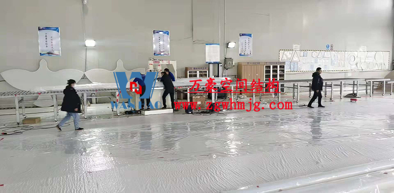 重慶龍興足球場(chǎng)ETFE屋面膜結(jié)構(gòu)工程屋面鋼結(jié)構(gòu)完成，膜結(jié)構(gòu)安裝中