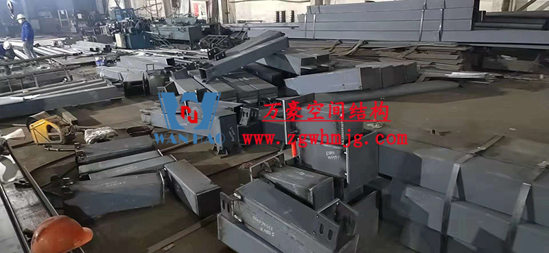 重慶龍興足球場(chǎng)ETFE屋面膜結(jié)構(gòu)工程屋面鋼結(jié)構(gòu)完成，膜結(jié)構(gòu)安裝中