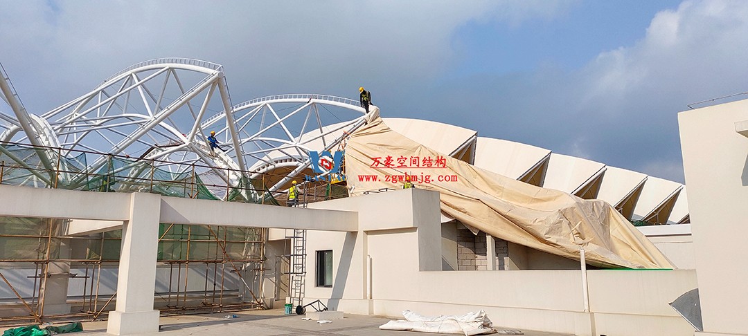施工加速，這個PTFE膜結(jié)構(gòu)天幕即將完工！