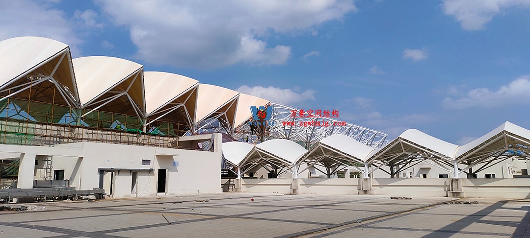 施工加速，這個PTFE膜結(jié)構(gòu)天幕即將完工！