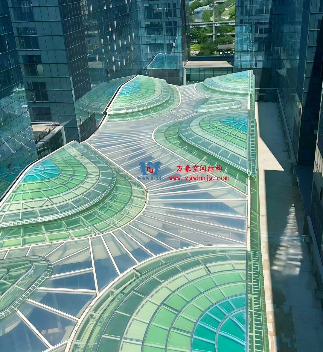 在中庭種一片鋼膜結構的“森谷”