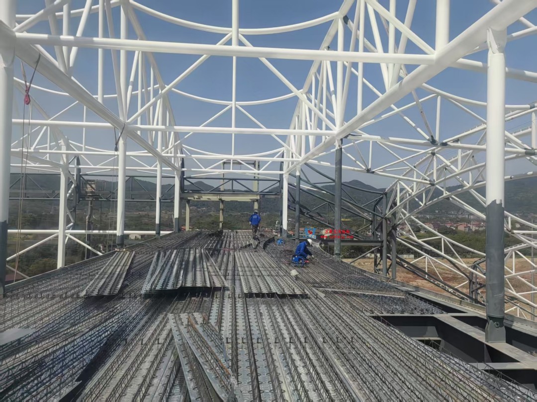 馭風(fēng)逐沙，織就賽道美學(xué)——比亞迪紹興嵊州賽車場干拔沙坡觀景平臺鋼膜結(jié)構(gòu)