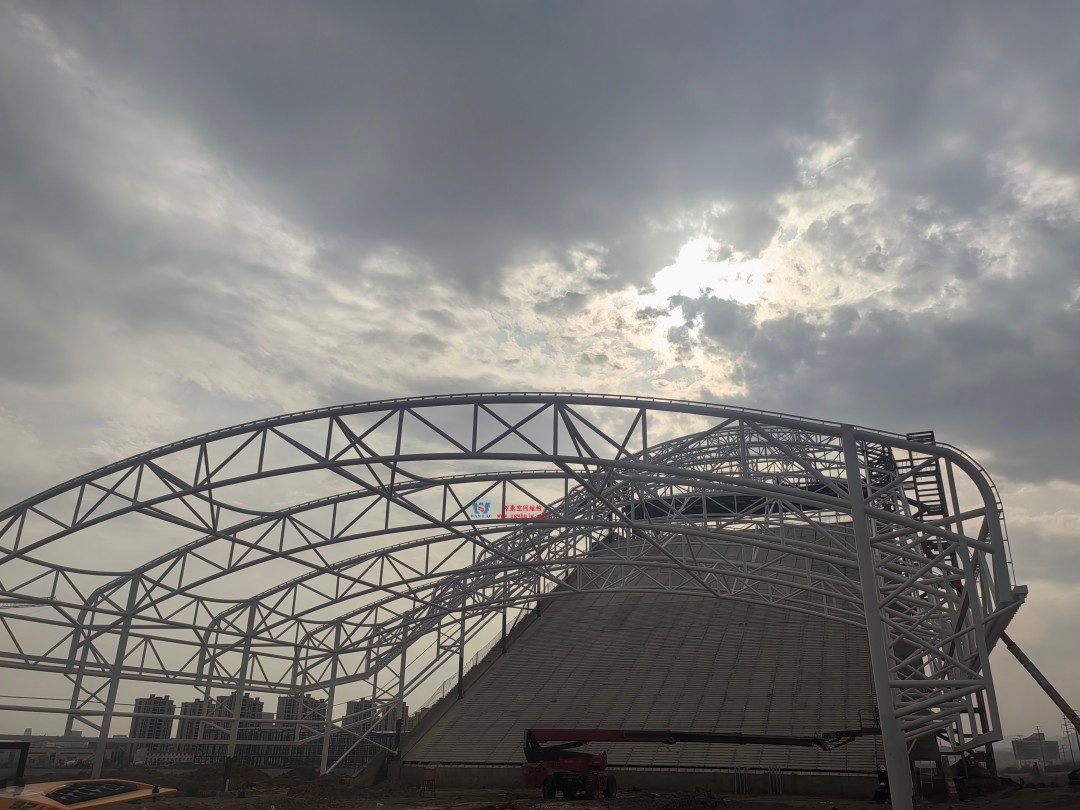馭風(fēng)逐沙，織就賽道美學(xué)——比亞迪紹興嵊州賽車場干拔沙坡觀景平臺鋼膜結(jié)構(gòu)