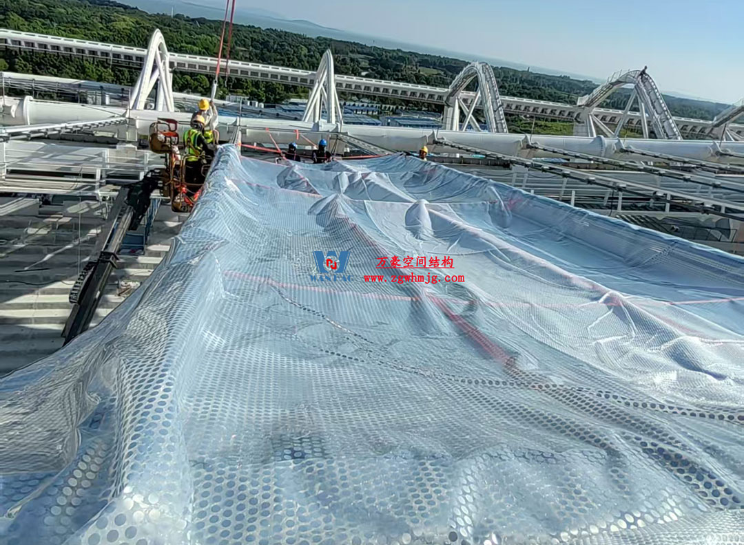 無錫奧體中心體育場(chǎng)ETFE膜首吊成功，太湖畔將閃耀“生態(tài)之光”