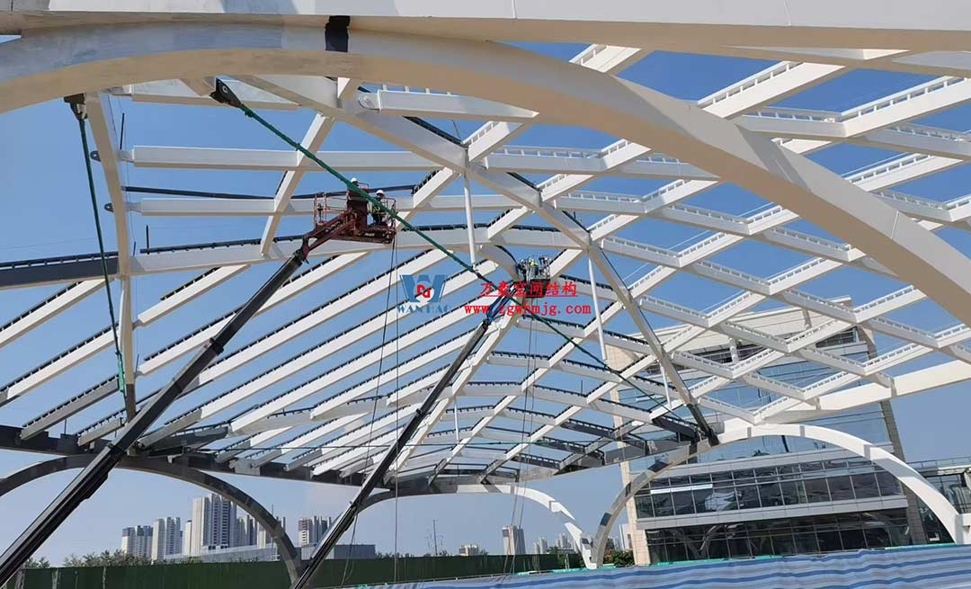 山東高端化工研究院下沉廣場天幕施工邁入關鍵階段