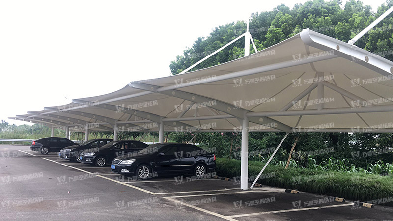 張拉膜車棚造價和哪些因素有關？降低張拉膜車棚造價的方法有哪些？