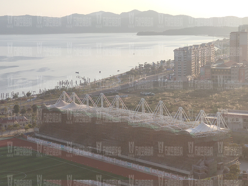 汕尾市體育中心（一期）工程田徑場膜結構項目膜結構安裝中